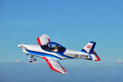 Ultraleichtflugzeug OE-CFM im Flug über einer Wolkendecke