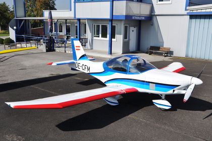 Ultraleichtflugzeug OE-CFM steht startbereit vor dem Hangar eines Flugplatzes