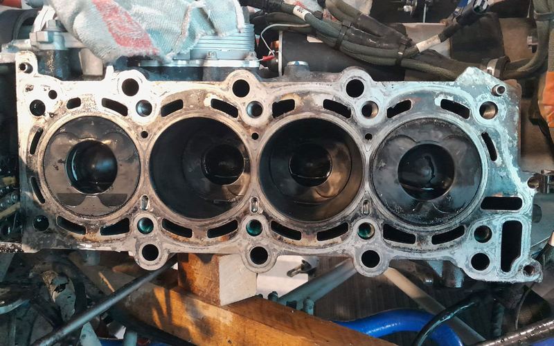 Zerlegter Vierzylinder-Motorblock mit freiliegenden Zylinderlaufbuchsen in der Werkstatt